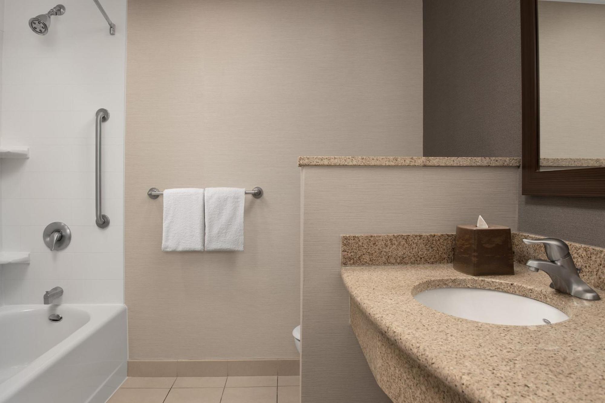 Courtyard By Marriott Syracuse Downtown At Armory Square Hotel Ngoại thất bức ảnh